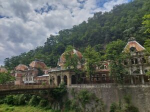 Kolorowe zdjęcie. Ruiny barokowego hotelu