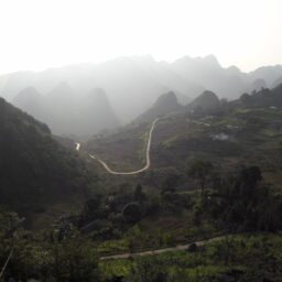 Wietnam, czyli o skuterach, buddystach i buddystkach oraz górach i wodzie – część 1