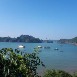 Wietnam, czyli o skuterach, buddystach i buddystkach oraz górach i wodzie – część 2