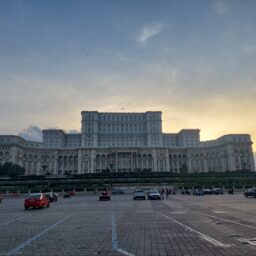 Budynki przenoszone na tacy. Jak budowano Pałac Ludowy w Bukareszcie