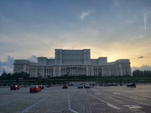 Kolorowe zdjęcie. Pałac Ludowy o zmierzchu